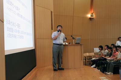 農学部の概要説明(弥生講堂にて)