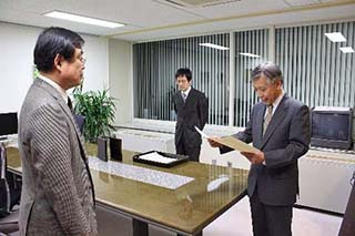 松本理事から表彰状及び記念品を授与された鈴木教授