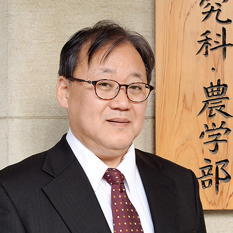 大学院農学生命科学研究科長・農学部長 堤 伸浩